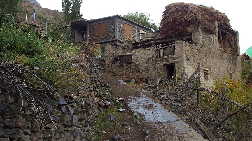 Keylong Lahaul India hike house